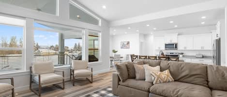 Smart TV, Netflix, table football, streaming services