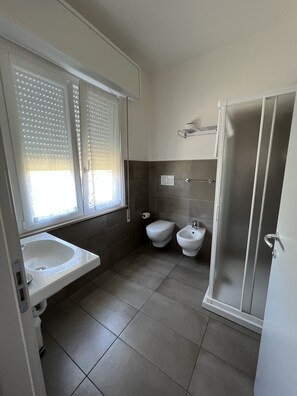 Douche, sèche-cheveux, bidet, serviettes fournies