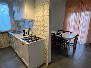 Réfrigérateur, micro-ondes, plaque de cuisson, lave-vaisselle