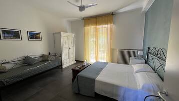 2 camere, una scrivania, ferro/asse da stiro, culla da viaggio