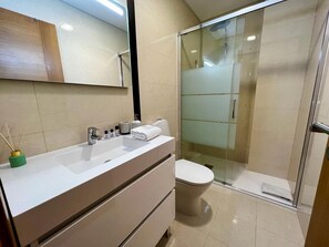 Duschwanne, Bidet, Handtücher