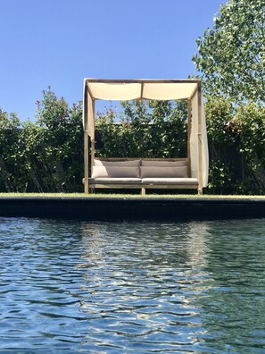 Piscine extérieure, parasols de plage, chaises longues