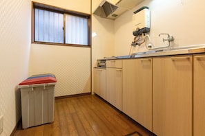 Miyu Reitani | Private kitchen | Full-sized fridge, microwave, stovetop, electric kettle - New open Japanese Style Yama (Osaka)