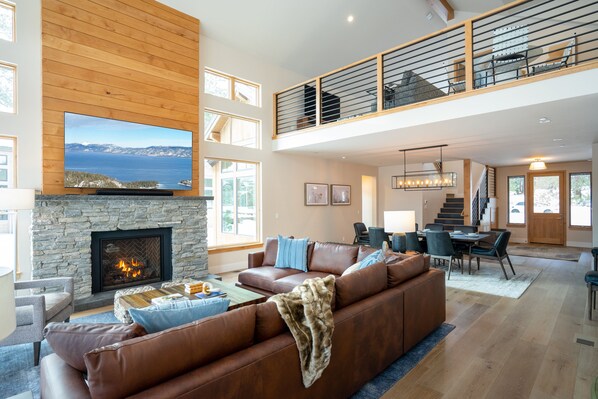 TV, fireplace, ping pong, offices - New 4BD Luxury Cabin in Truckee (Truckee)