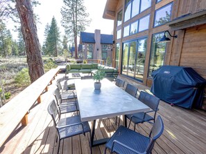 Outdoor dining - New 4BD Luxury Cabin in Truckee (Truckee)