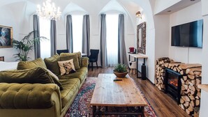 Junior Suite, 1 King Bed | Living area | Printers - Nana Macs (Prague)