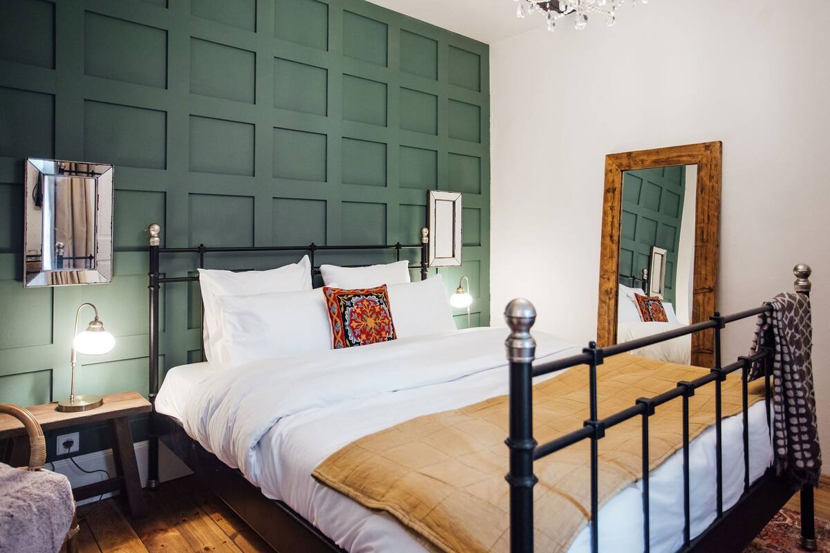 In-room safe, blackout curtains, soundproofing