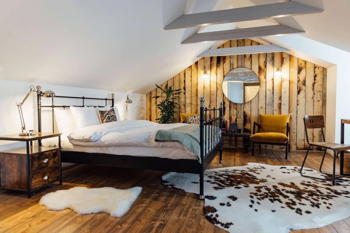 In-room safe, blackout curtains, soundproofing
