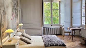 Suite | Individueel gedecoreerd, een bureau, een strijkplank/strijkijzer