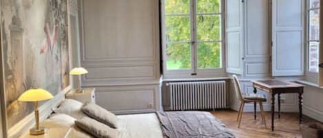 Suite familiale Les Flamants | Individually decorated, desk, iron/ironing board, free WiFi