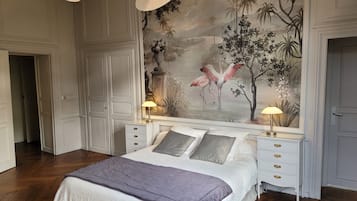 Individueel gedecoreerd, een bureau, een strijkplank/strijkijzer