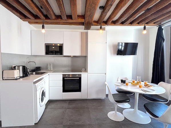 Fridge, microwave, oven, coffee/tea maker