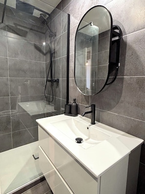 Shower, hair dryer, towels, toilet paper - Le Loft Gravilliers (Paris)