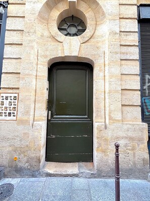 Exterior detail - Le Loft Gravilliers (Paris)