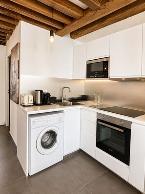 Coffee/tea maker, fridge, microwave, oven