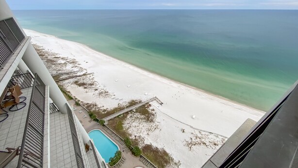 Un hôtel de grande hauteur doté d’une piscine et offrant une vue sur la plage.