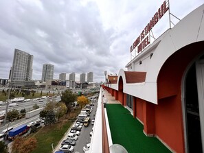 A hotel with a red facade and a green artificial lawn. - El Emin İstanbul Hotel (Istanbul)