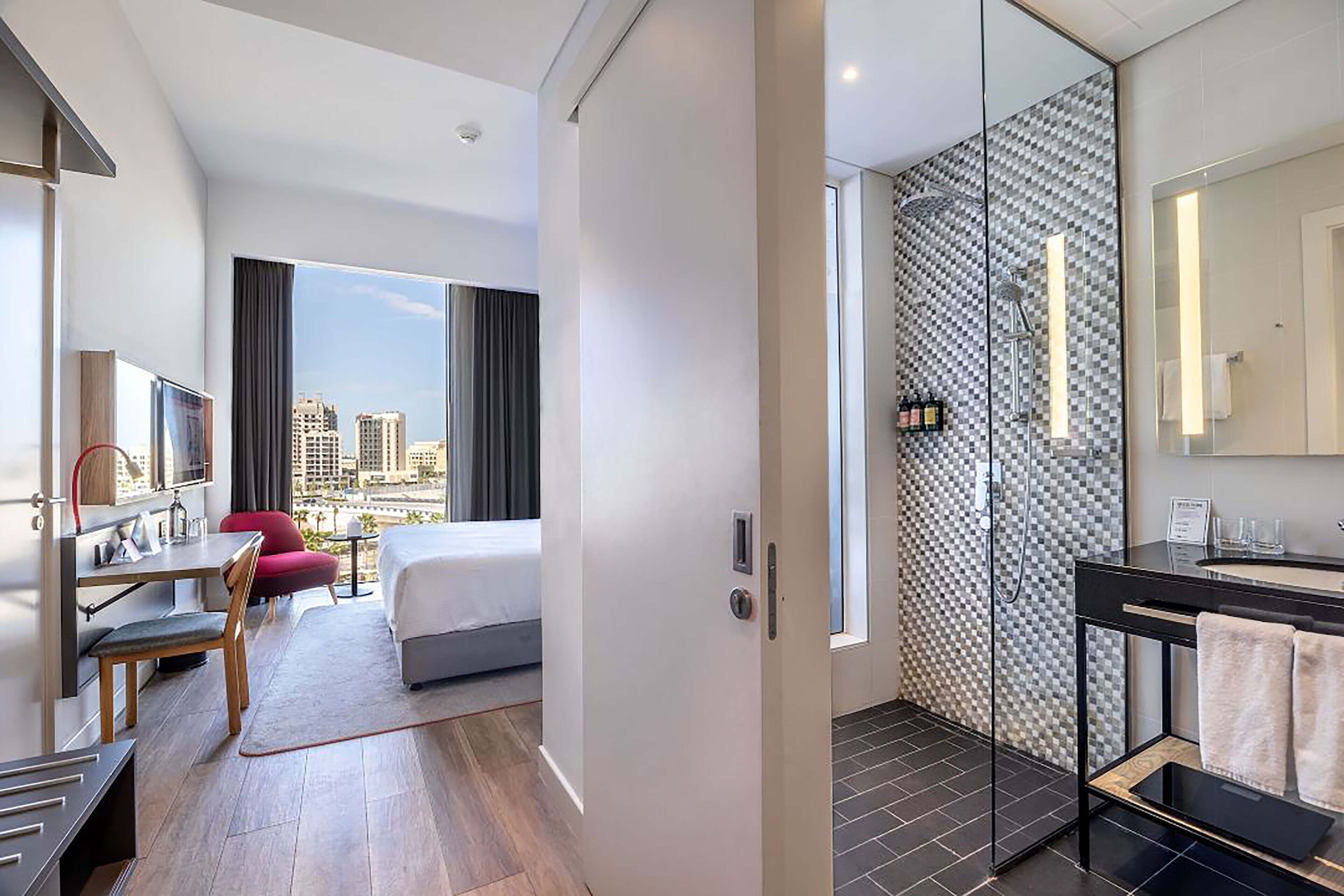 Executive suite | Een minibar, een kluis op de kamer, een bureau