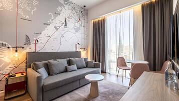 Executive Suite | Minibar, in-room safe, desk, iron/ironing board