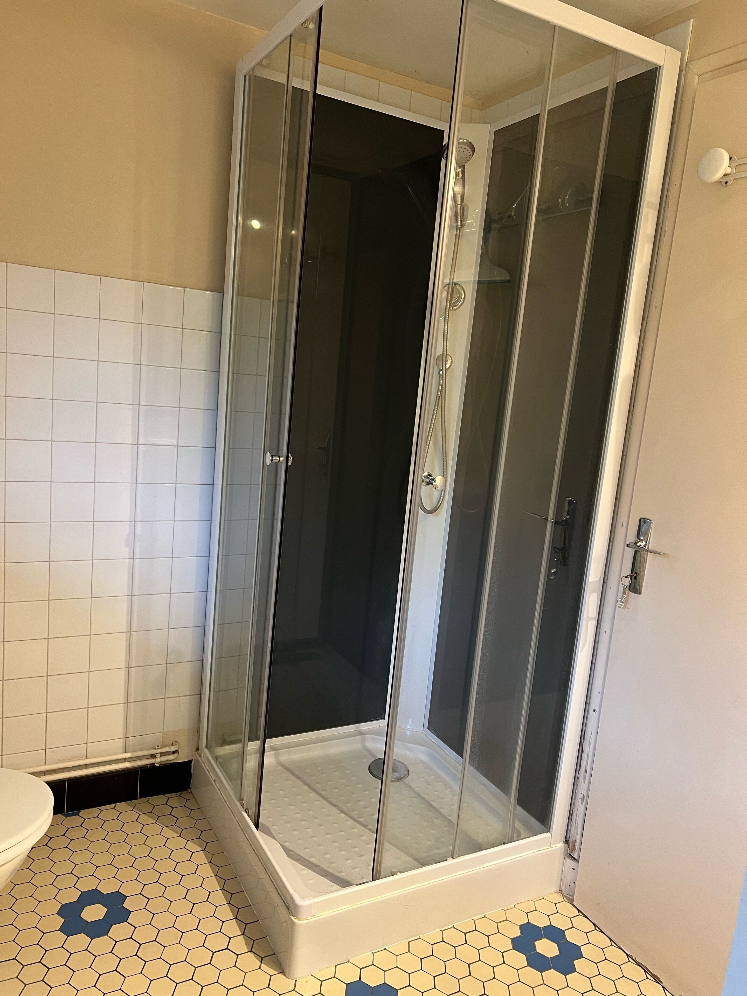 Dusj, håndklær og toalettpapir