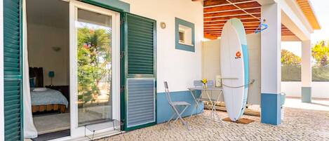 3 عدّة غرف نوم وواي فاي وملاءات أسرّة