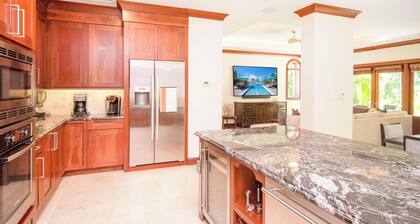 Casa Luna 15: Luxe Oasis South of 7Mile Beach w/Beach Cove, Pool, Heated Spa + G