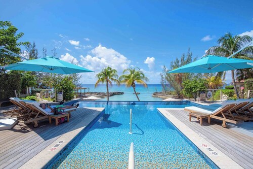 Casa Luna 15: Luxe Oasis South of 7Mile Beach w/Beach Cove, Pool, Heated Spa + Gym