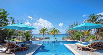 Casa Luna 15: Luxe Oasis South of 7Mile Beach w/Beach Cove, Pool, Heated Spa + Gym