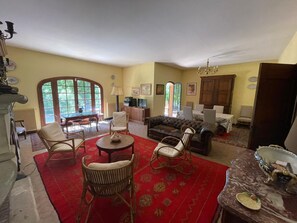 Télévision, lecteur de DVD, table de tennis de table