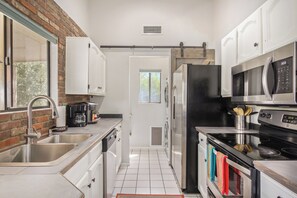 Jääkaappi, mikroaaltouuni, uuni, liesi