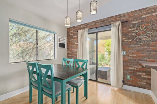 Cute house, big private shaded yard, cul-de-sac, close to ALL entertainment!