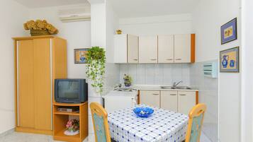 Comfort Studio Suite, 1 Bedroom, Terrace, Courtyard View | Private kitchen | Fridge, stovetop, electric kettle, cookware/dishes/utensils