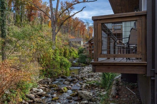 Walk 2 Downtown Gatlinburg/Waterfront/Hot Tub