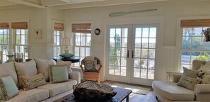 TV - Salty Dog exudes relaxed beach vibes and delights with awesome ocean vistas. (Bald Head Island)