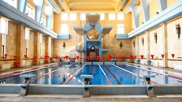 Una piscina cubierta