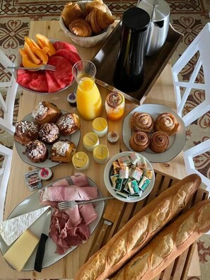 Free daily continental breakfast