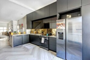 Fridge, microwave, oven, stovetop - Yellow Door Inn, Modern | Dog-Friendly | Mini Golf! (Savannah)