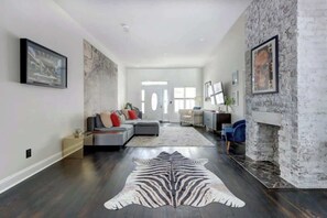 Een televisie en een kantoor