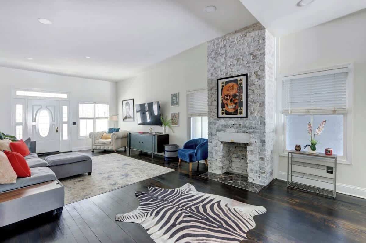 Een televisie en een kantoor