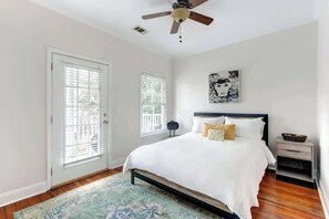 3 bedrooms, desk, iron/ironing board, WiFi - Yellow Door Inn, Modern | Dog-Friendly | Mini Golf! (Savannah)