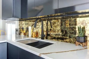 Een koelkast, een magnetron, een oven, een kookplaat