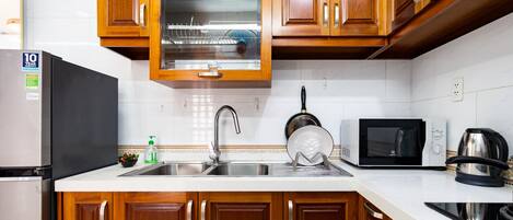 Deluxe Apartment | Private kitchen | Fridge, stovetop, rice cooker, cookware/dishes/utensils