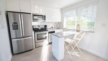 Een koelkast, een magnetron, een oven, een kookplaat