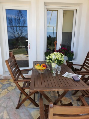 Outdoor dining - Holiday Apartment "Zoi" with Sea View, Shared Garden & Wi-Fi (kefalonia)