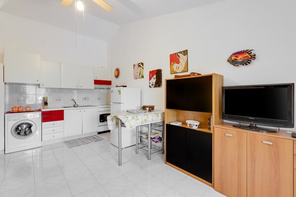 ثلاجة، فرن، موقد طهي مسطح، ماكينة لصنع القهوة/الشاي