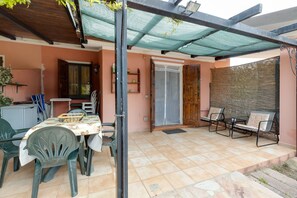 Outdoor dining - 'Home Holidays Pintadera 2' with Garden and Wi-Fi (bosa)
