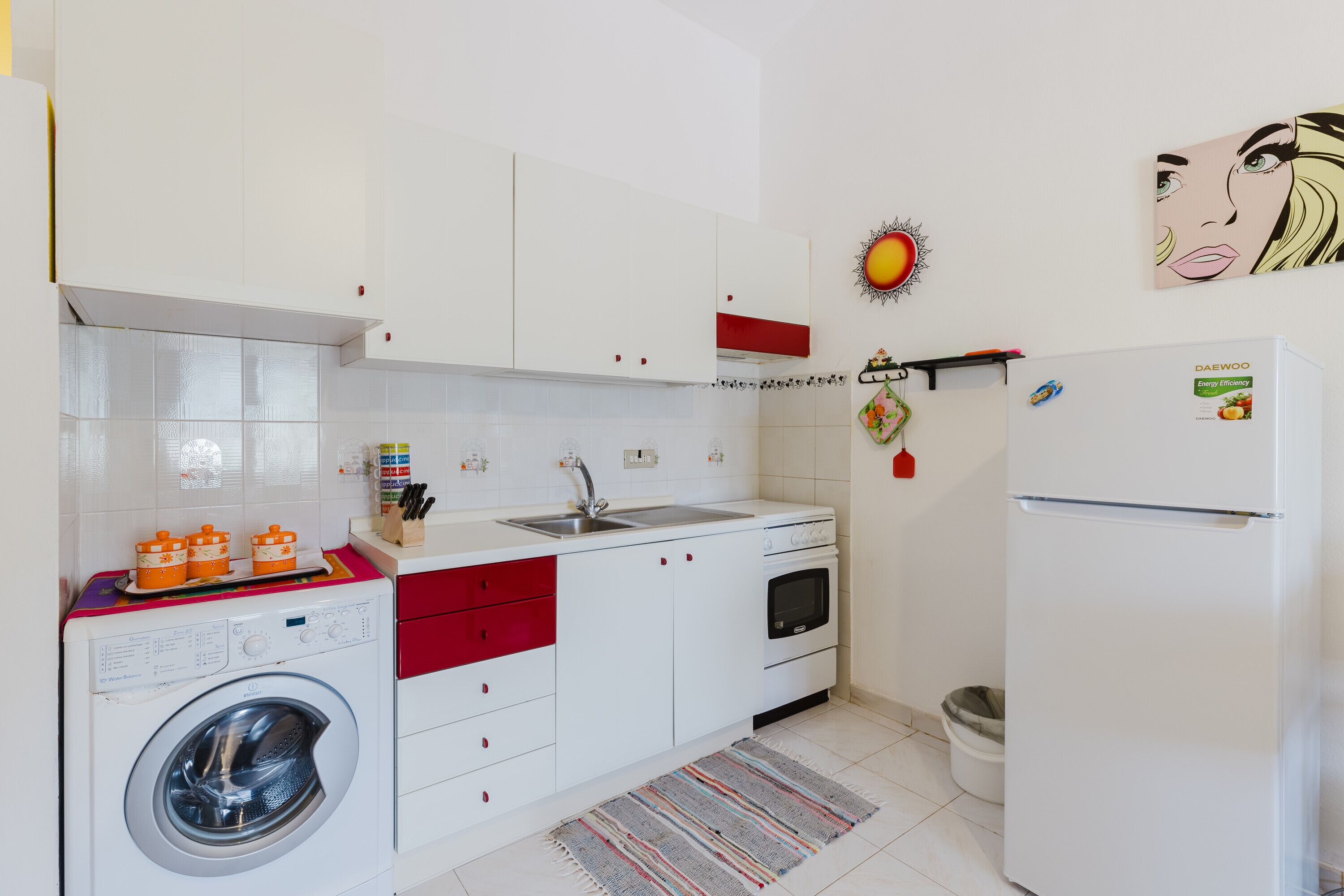 Een koelkast, een oven, een kookplaat, een koffiezetapparaat/waterkoker