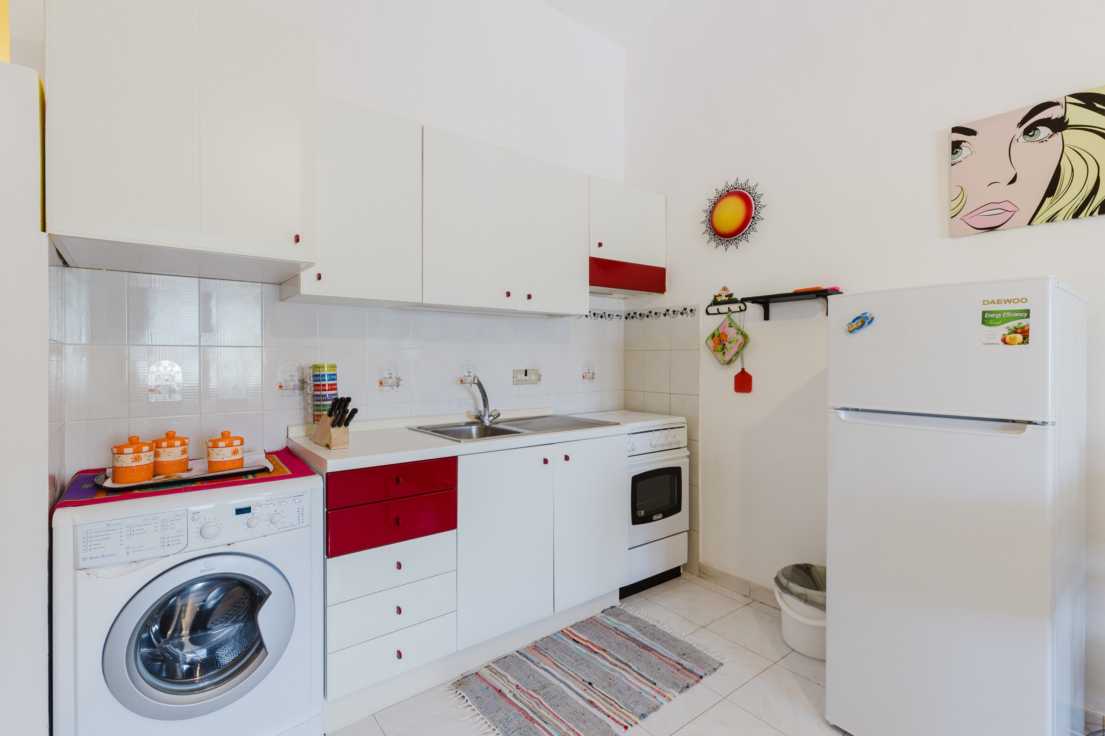 Réfrigérateur, four, plaque de cuisson, cafetière/bouilloire