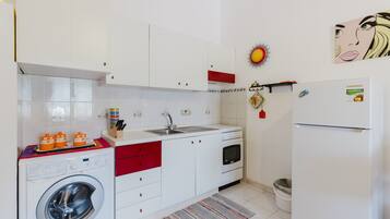 Réfrigérateur, four, plaque de cuisson, cafetiÚre/bouilloire