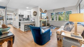 Smart-tv, een open haard en boeken